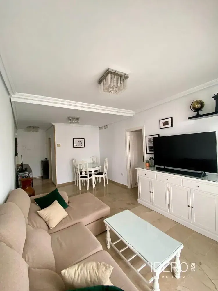 Wohnzimmer; holzboden, tageslicht, moderner stil, hohe decken