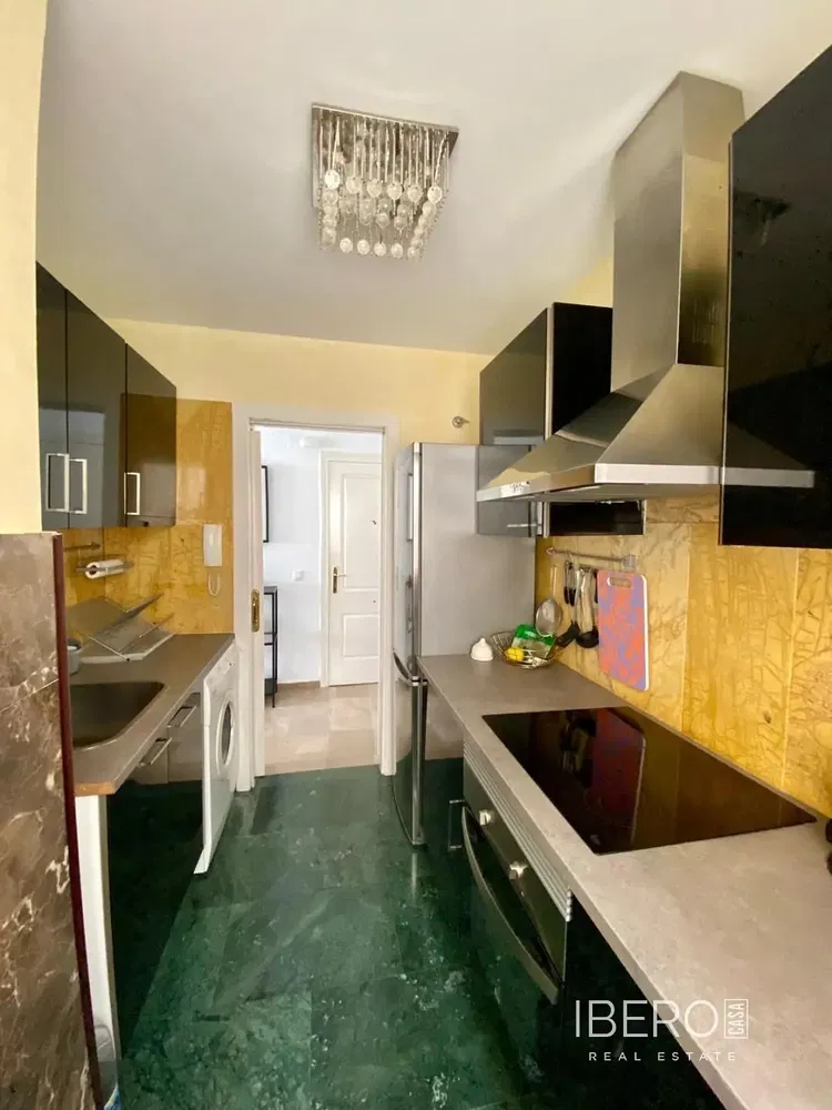 Wohnzimmer; holzboden, tageslicht, moderner stil, hohe decken