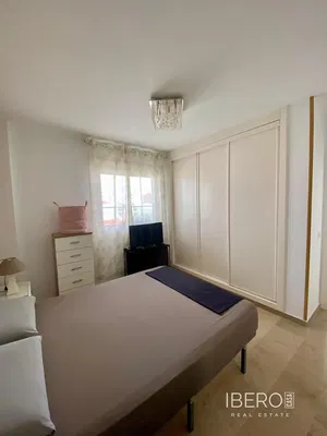 Wohnzimmer; holzboden, tageslicht, moderner stil, hohe decken