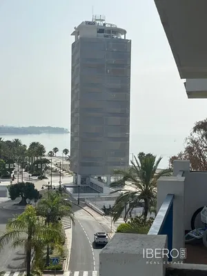 Wohnzimmer; holzboden, tageslicht, moderner stil, hohe decken