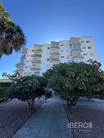 Wohnzimmer; holzboden, tageslicht, moderner stil, hohe decken