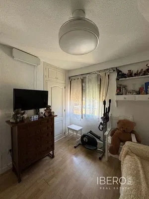 Sala de estar; chão de madeira, luz natural, estilo moderno, teto alto