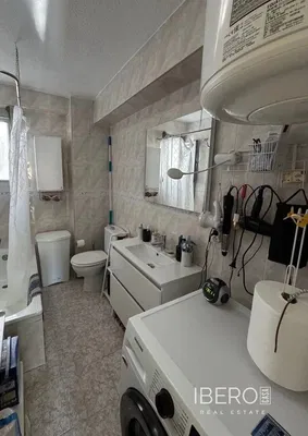 Sala de estar; chão de madeira, luz natural, estilo moderno, teto alto