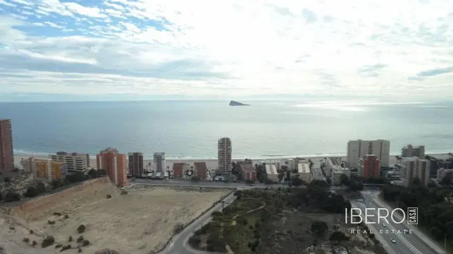 Wohnzimmer; holzboden, tageslicht, moderner stil, hohe decken