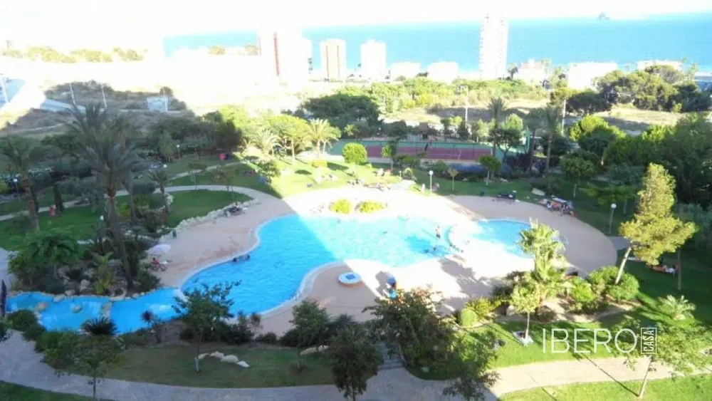 Sala de estar; chão de madeira, luz natural, estilo moderno, teto alto