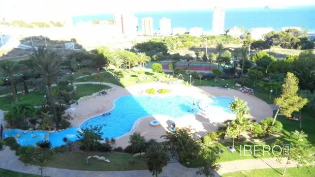 Wohnzimmer; holzboden, tageslicht, moderner stil, hohe decken