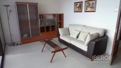 Sala de estar; chão de madeira, luz natural, estilo moderno, teto alto