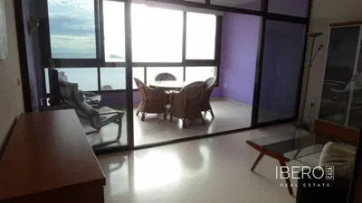 Sala de estar; chão de madeira, luz natural, estilo moderno, teto alto