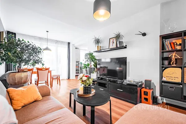 Cucina; elettrodomestici, pavimento in legno, luce naturale, stile moderno