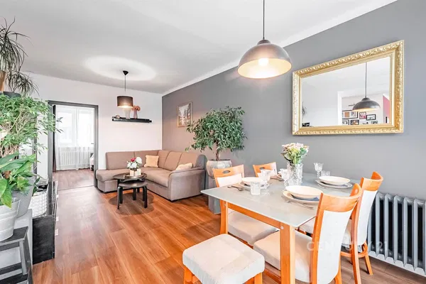 Soggiorno; pavimento in legno, luce naturale, stile moderno, soffitti alti