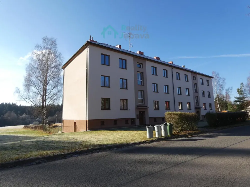 Σαλόνι; ξύλινο πάτωμα, φυσικό φως, μοντέρνο στυλ, ψηλά ταβάνια