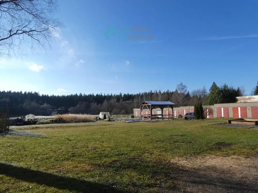 Σαλόνι; ξύλινο πάτωμα, φυσικό φως, μοντέρνο στυλ, ψηλά ταβάνια