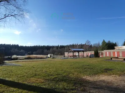 Σαλόνι; ξύλινο πάτωμα, φυσικό φως, μοντέρνο στυλ, ψηλά ταβάνια