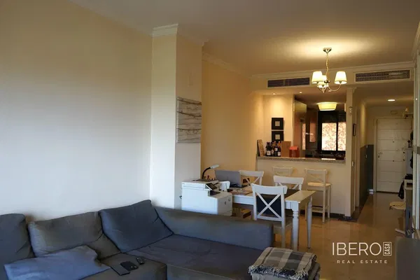 Σαλόνι; ξύλινο πάτωμα, φυσικό φως, μοντέρνο στυλ, ψηλά ταβάνια