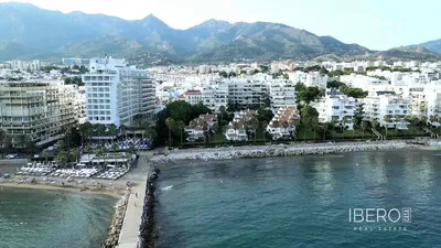 Σαλόνι; ξύλινο πάτωμα, φυσικό φως, μοντέρνο στυλ, ψηλά ταβάνια