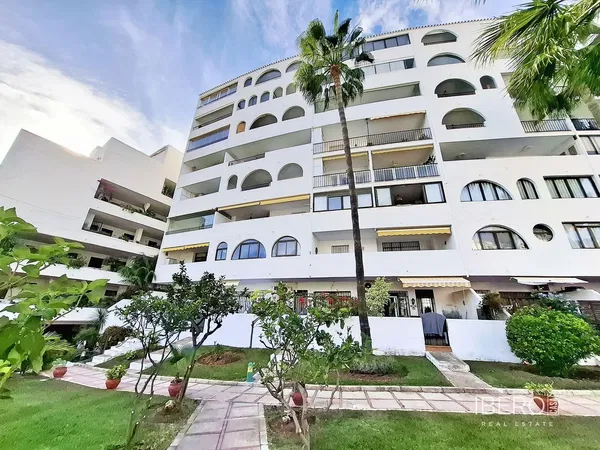 Σαλόνι; ξύλινο πάτωμα, φυσικό φως, μοντέρνο στυλ, ψηλά ταβάνια