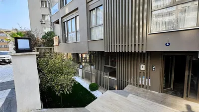 Keuken; keukenapparatuur, houten vloer, natuurlijk licht, moderne stijl, gerenoveerd