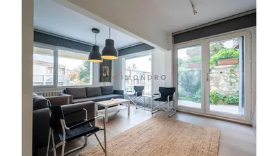 Woonkamer; houten vloer, natuurlijk licht, moderne stijl, hoge plafonds