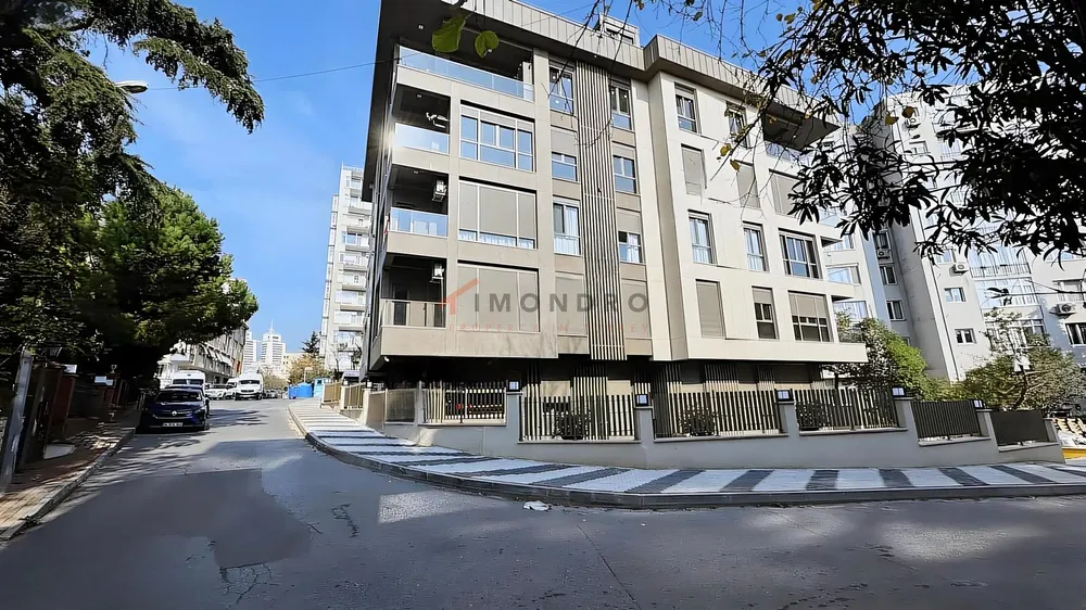 Keuken; keukenapparatuur, houten vloer, natuurlijk licht, moderne stijl