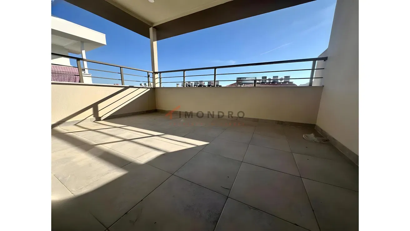 Mutfak; mutfak aletleri, ahşap zemin, doğal ışık, modern stil, tadilatlı