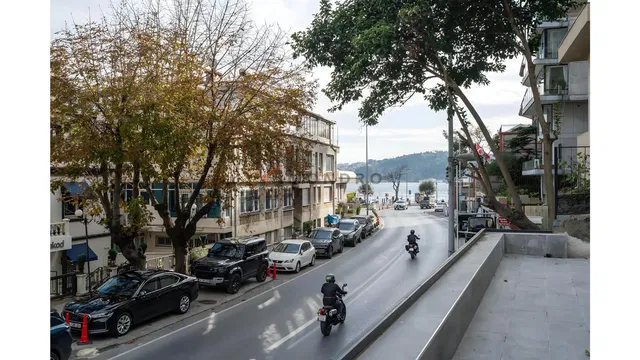 Kuchyňa; kuchynské spotrebiče, drevená podlaha, prirodzené svetlo, moderný štýl, po rekonštrukcii