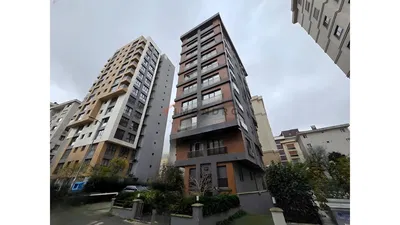 Woonkamer; houten vloer, natuurlijk licht, moderne stijl, hoge plafonds