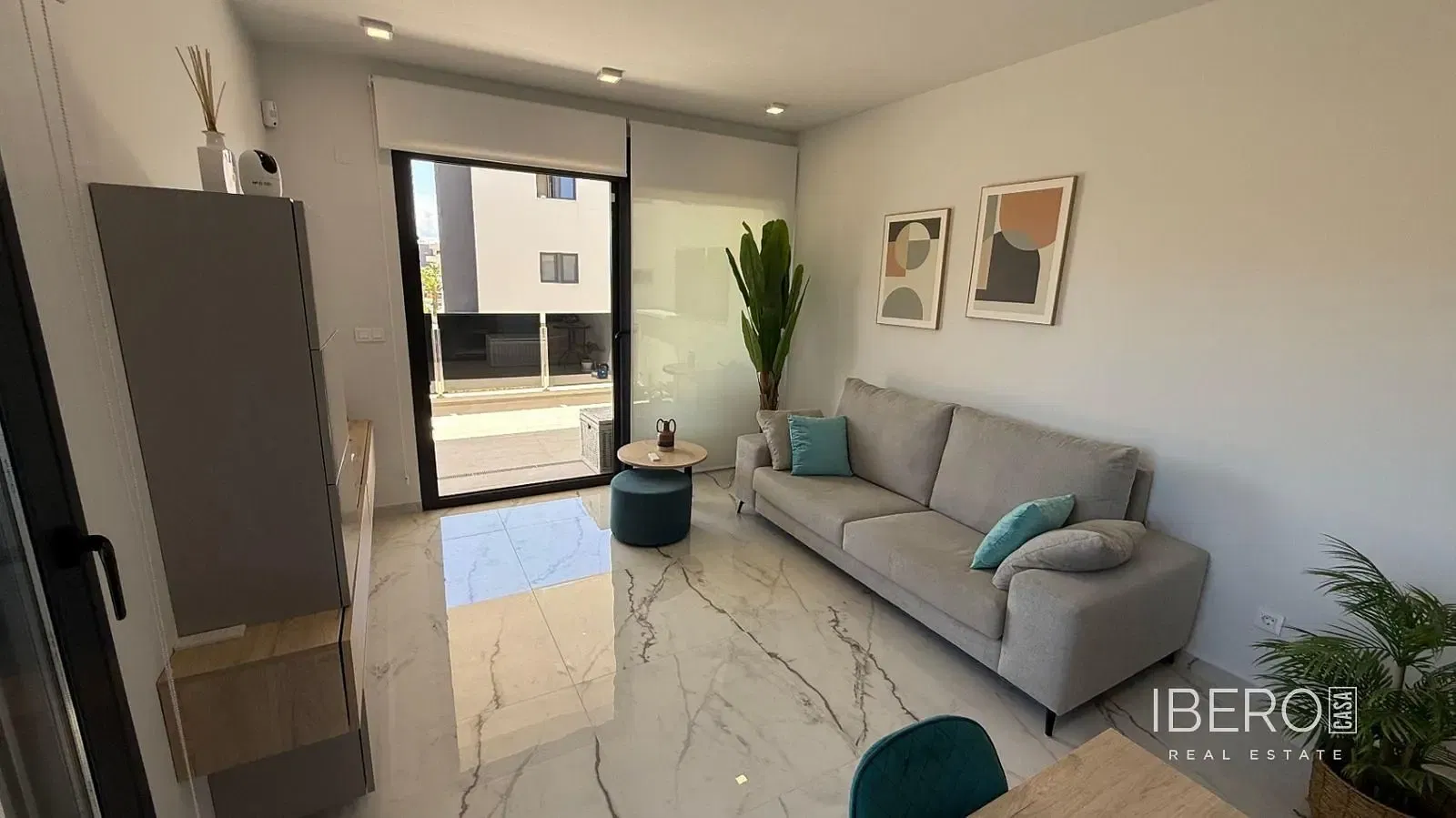 Sala de estar; chão de madeira, luz natural, estilo moderno, teto alto