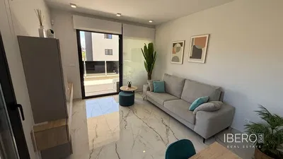 Sala de estar; chão de madeira, luz natural, estilo moderno, teto alto