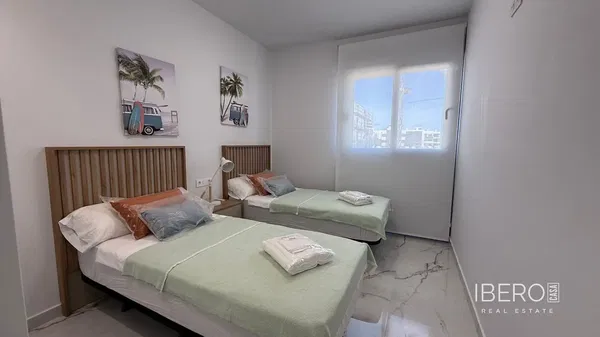 Sala de estar; chão de madeira, luz natural, estilo moderno, teto alto