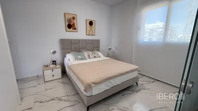 Sala de estar; chão de madeira, luz natural, estilo moderno, teto alto