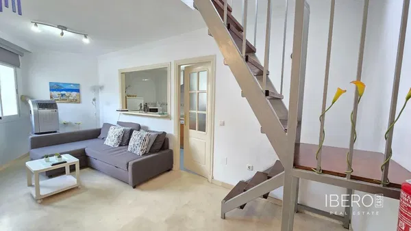 Sala de estar; chão de madeira, luz natural, estilo moderno, teto alto