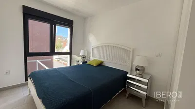 Sala de estar; chão de madeira, luz natural, estilo moderno, teto alto