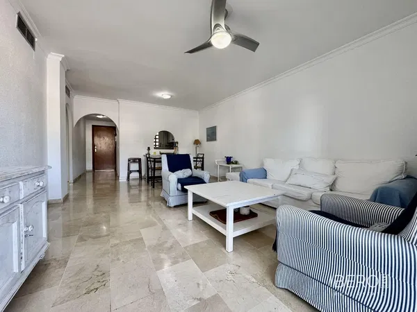 Sala de estar; chão de madeira, luz natural, estilo moderno, teto alto