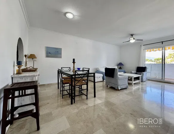 Sala de estar; chão de madeira, luz natural, estilo moderno, teto alto