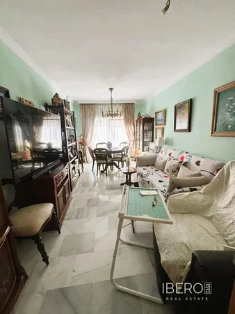 Sala de estar; chão de madeira, luz natural, estilo moderno, teto alto