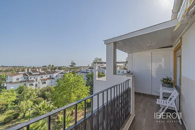 Sala de estar; chão de madeira, luz natural, estilo moderno, teto alto
