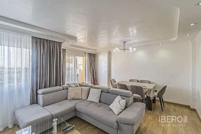 Sala de estar; chão de madeira, luz natural, estilo moderno, teto alto