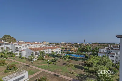 Sala de estar; chão de madeira, luz natural, estilo moderno, teto alto