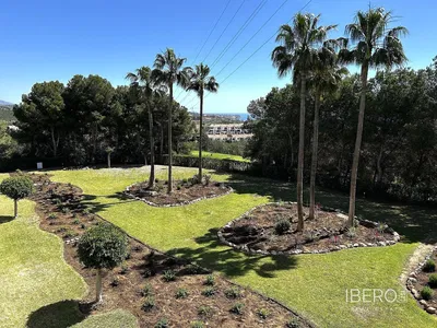 Σαλόνι; ξύλινο πάτωμα, φυσικό φως, μοντέρνο στυλ, ψηλά ταβάνια