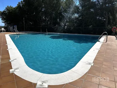 Σαλόνι; ξύλινο πάτωμα, φυσικό φως, μοντέρνο στυλ, ψηλά ταβάνια