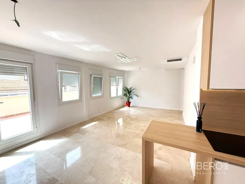 Salon; parquet, lumière naturelle, style moderne, hauteur sous plafond