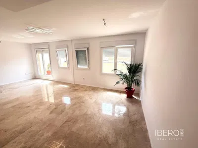 Salon; parquet, lumière naturelle, style moderne, hauteur sous plafond