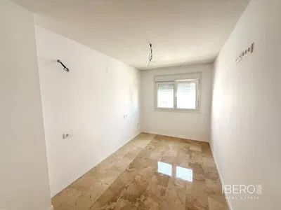 Salon; parquet, lumière naturelle, style moderne, hauteur sous plafond