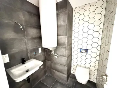 Salon; parquet, lumière naturelle, style moderne, hauteur sous plafond