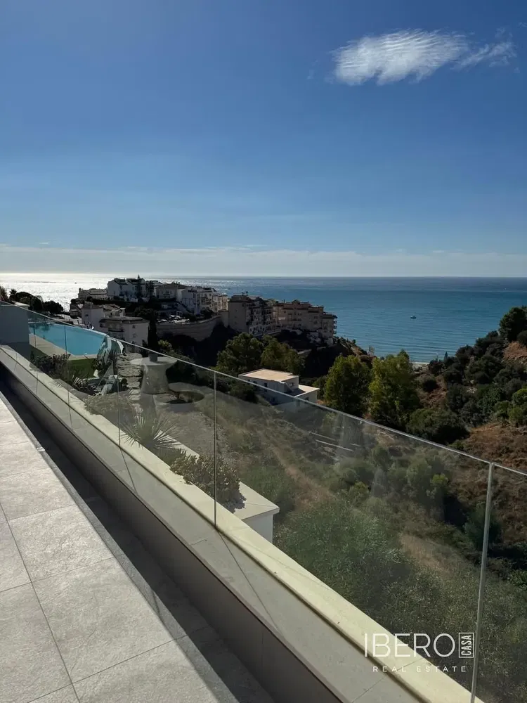 Σαλόνι; ξύλινο πάτωμα, φυσικό φως, μοντέρνο στυλ, ψηλά ταβάνια