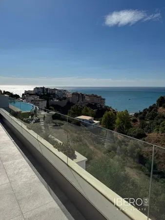 Σαλόνι; ξύλινο πάτωμα, φυσικό φως, μοντέρνο στυλ, ψηλά ταβάνια