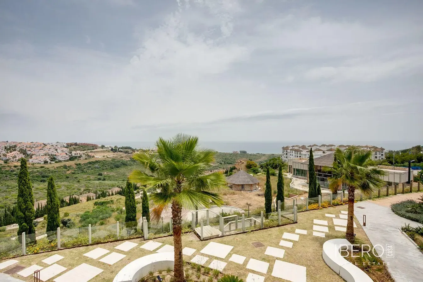 Living room; wood floor, natural light, modern style, high ceiling