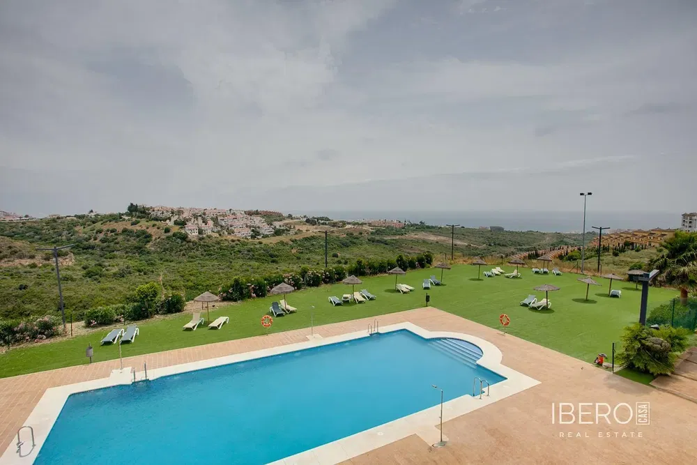 Σαλόνι; ξύλινο πάτωμα, φυσικό φως, μοντέρνο στυλ, ψηλά ταβάνια