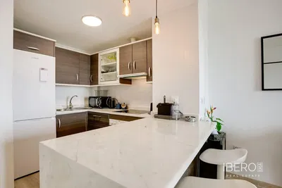 Σαλόνι; ξύλινο πάτωμα, φυσικό φως, μοντέρνο στυλ, ψηλά ταβάνια