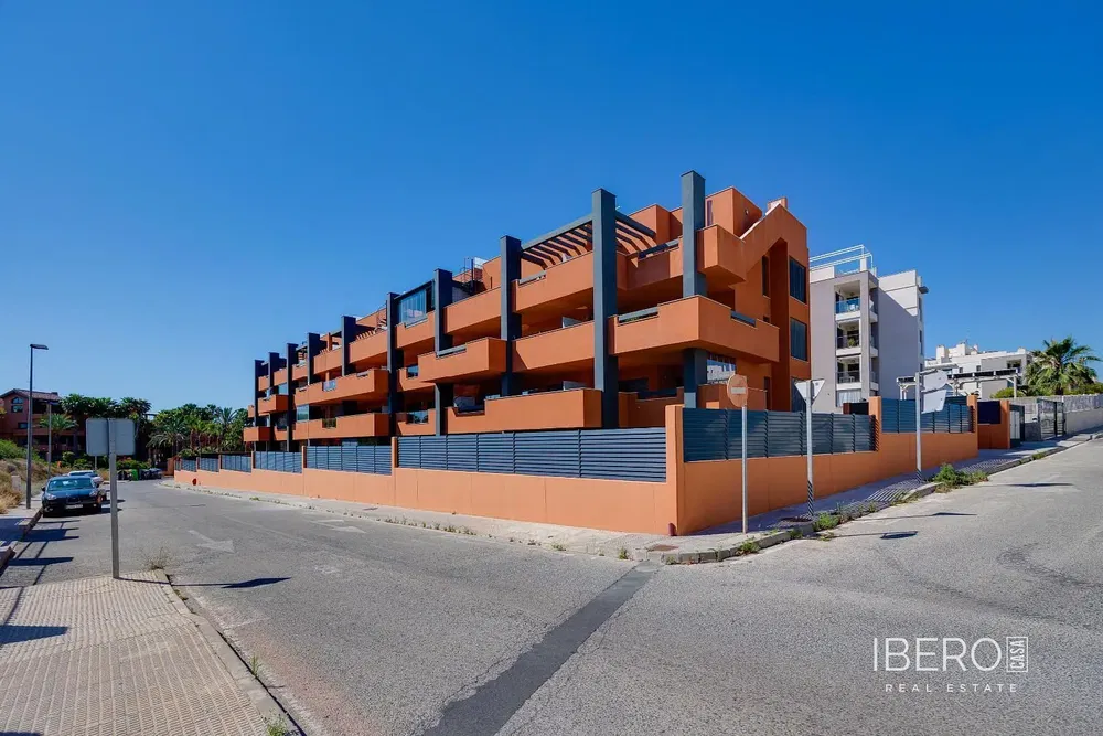 Wohnzimmer; holzboden, tageslicht, moderner stil, hohe decken